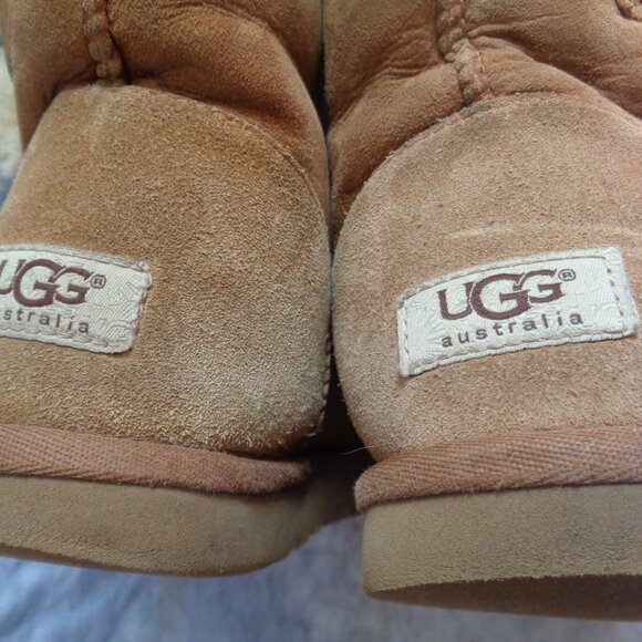 UGG TALL BUTTON BOOTS - GUC - SIZE 8 - Picture 3 of 7